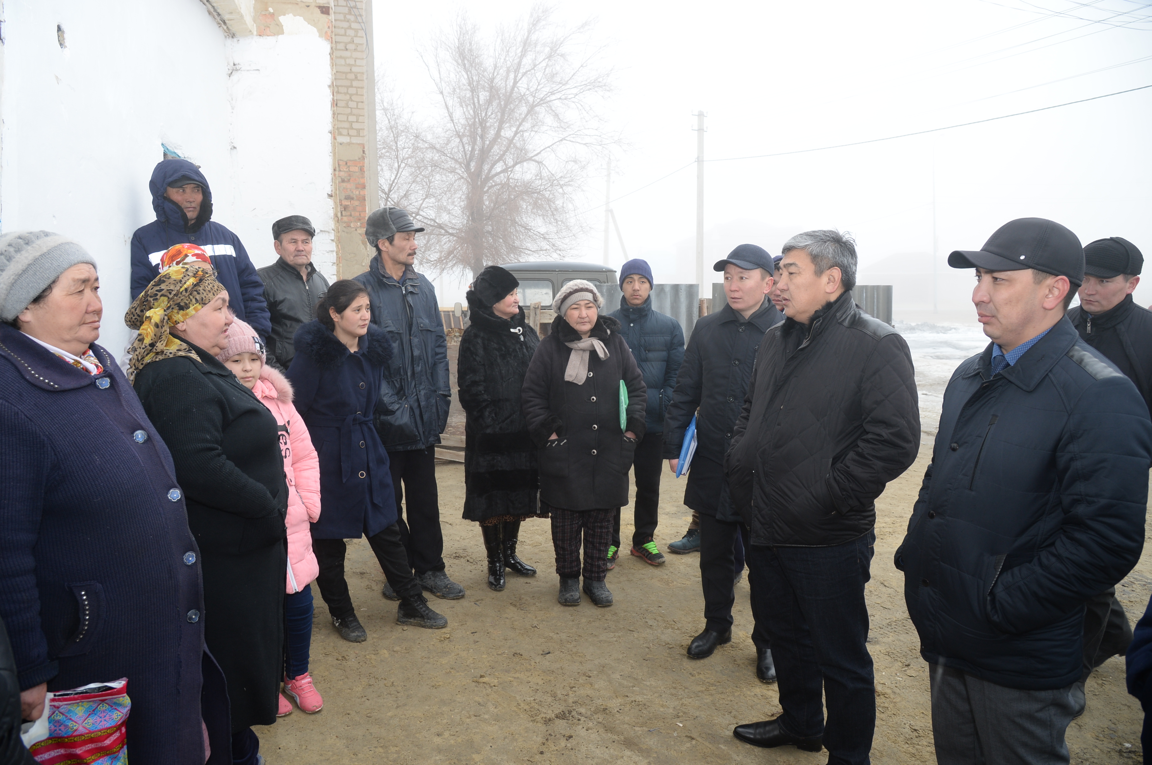 قىزىلوردا وبلىسىنىڭ اكىمى ارال قالاسىنداعى اپاتتى ءۇي تۇرعىندارىمەن كەزدەستى
