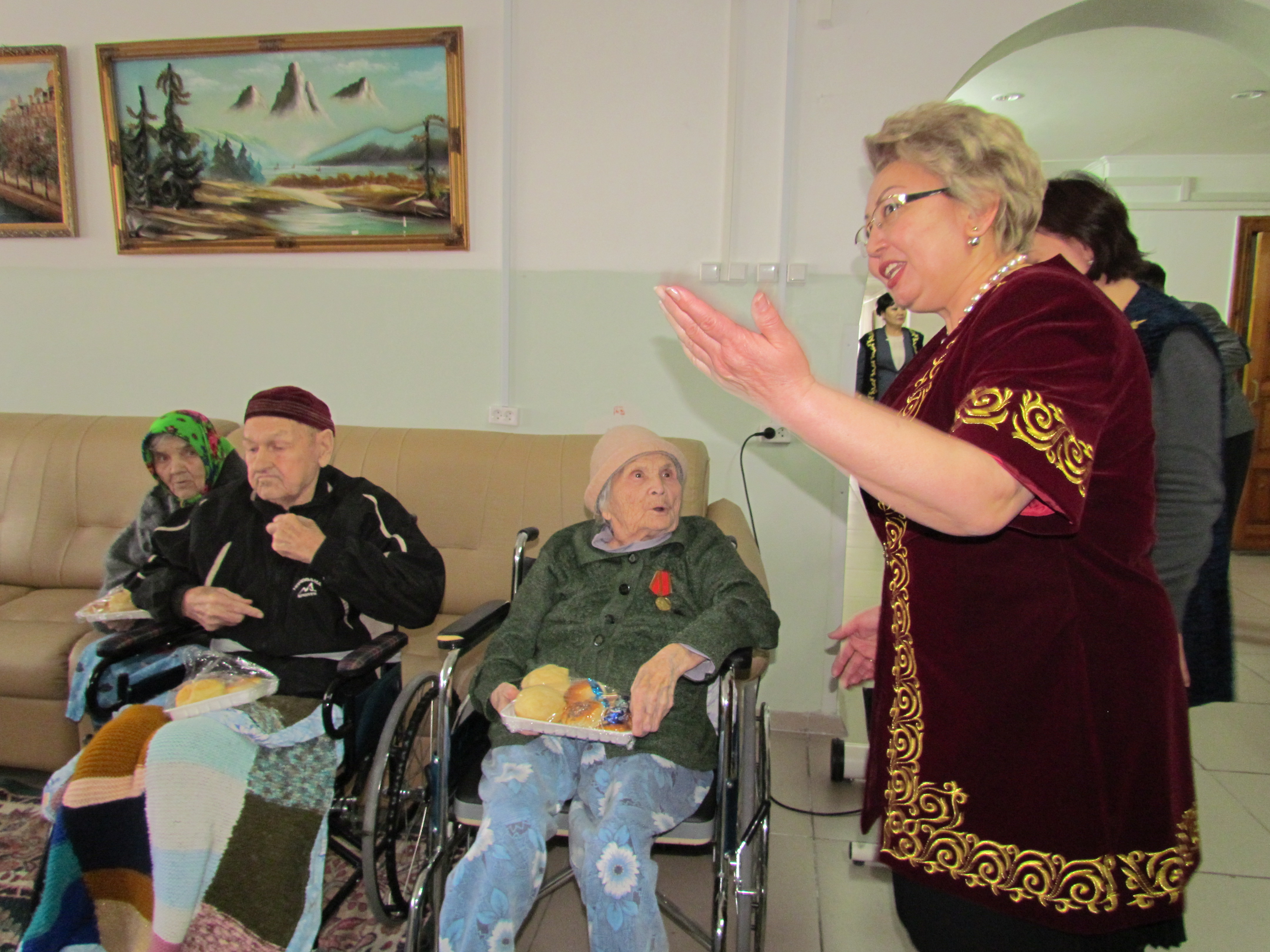 سەمەيدە مەيىرىم ۇيىندەگى قاريالارعا ناۋرىز كوجە تاراتىلدى                 