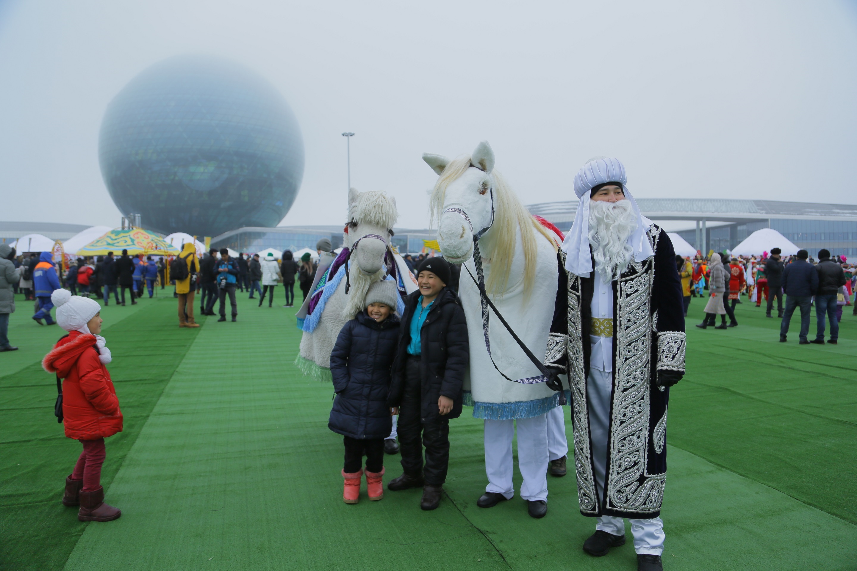 ەكسپو كەشەنى اۋماعىندا ناۋرىز مەيرامىنا تويلاۋعا 10 مىڭنان استام ادام كەلدى