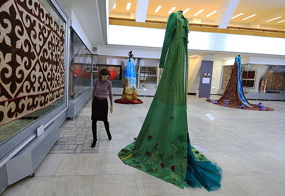 لامين م مەن قازاق ديزاي­نەرلەرى بىرلەسىپ 4 مەترلىك كويلەك تىكتى