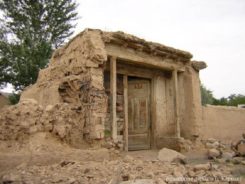 قارناق قۇپياسى: تاريح جانە ساباقتاستىق