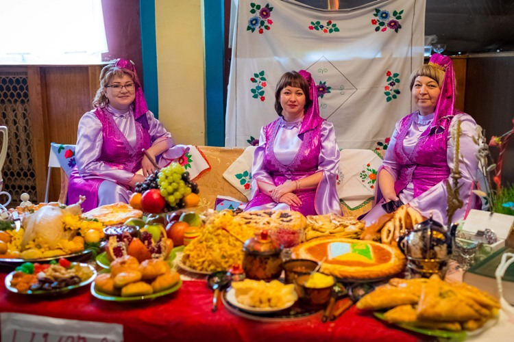 ناۋرىز مەرەكەسىن چەليابىلىك قانداستار دۇرىلدەتىپ وتكىزدى