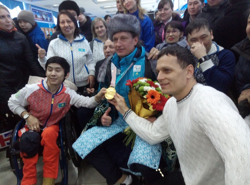 قوستانايلىقتار پاراليمپيادا چەمپيونى الەكساندر كولياديندى اۋەجايدان قارسى الدى