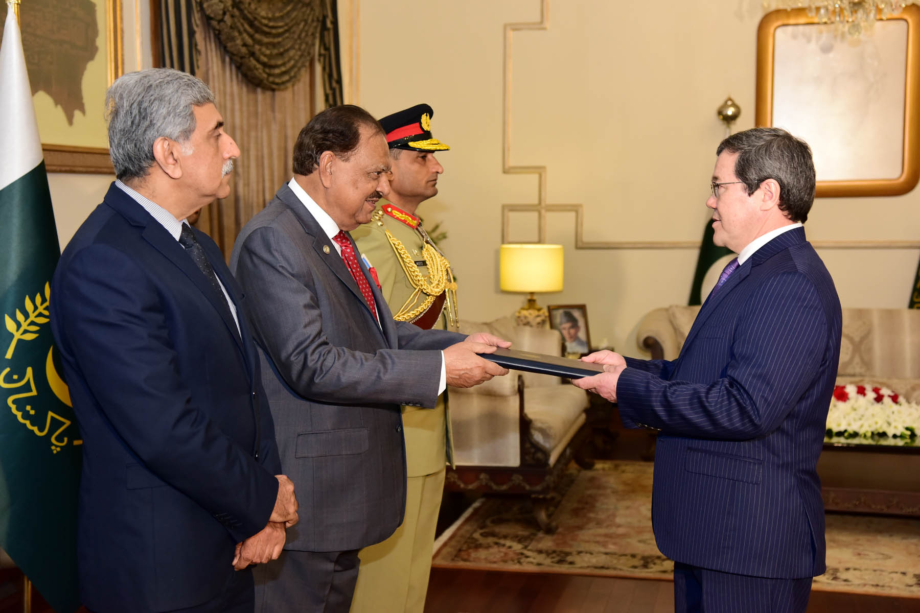 قازاقستان ەلشىسى پاكىستان پرەزيدەنتىنە سەنىم گراموتالارىن تاپسىردى

