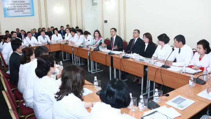 باقىتجان ساعىنتاەۆ وقو-دا دەنساۋلىق ساقتاۋ جۇيەسىن دامىتۋدىڭ وزەكتى ماسەلەلەرىن تالقىلادى

