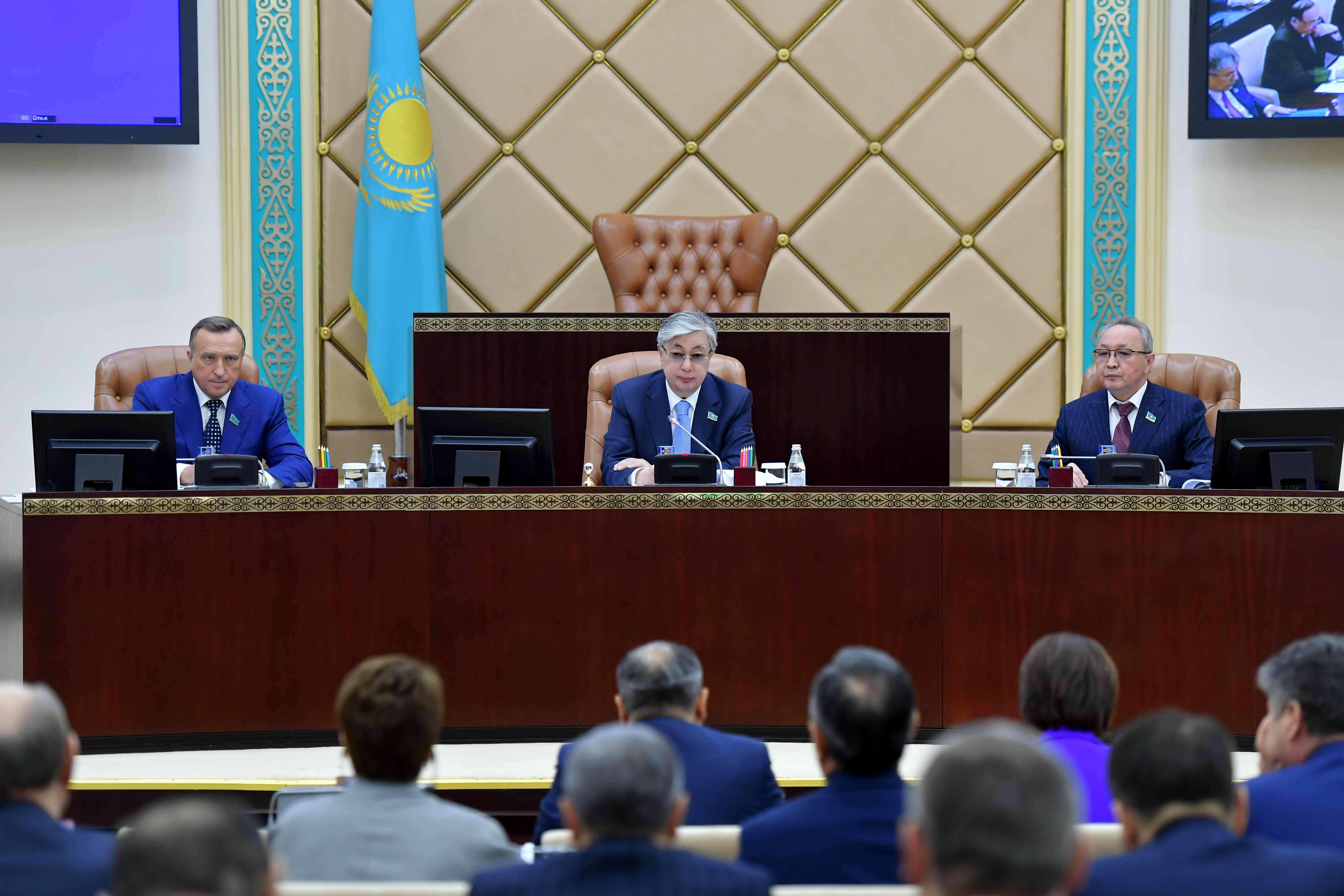 سەنات زاڭناماعا حالىقتىڭ جۇمىسپەن قامتىلۋى جانە كوشى-قونى ماسەلەلەرى بويىنشا تۇزەتۋلەردى قابىلدادى

