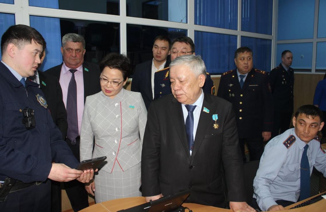 قوستانايلىق پوليتسەيلەر پارلامەنت دەپۋتاتتارىنا تسيفرلاندىرۋ جۇمىستارىن كورسەتتى