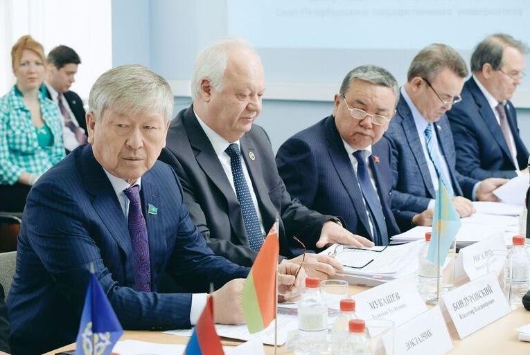 سەناتور ت. مۇقاشەۆ ۇقشۇ پا تۇراقتى كوميسسياسى مەن ساراپشىلار كەڭەسىنىڭ جۇمىسىنا قاتىستى