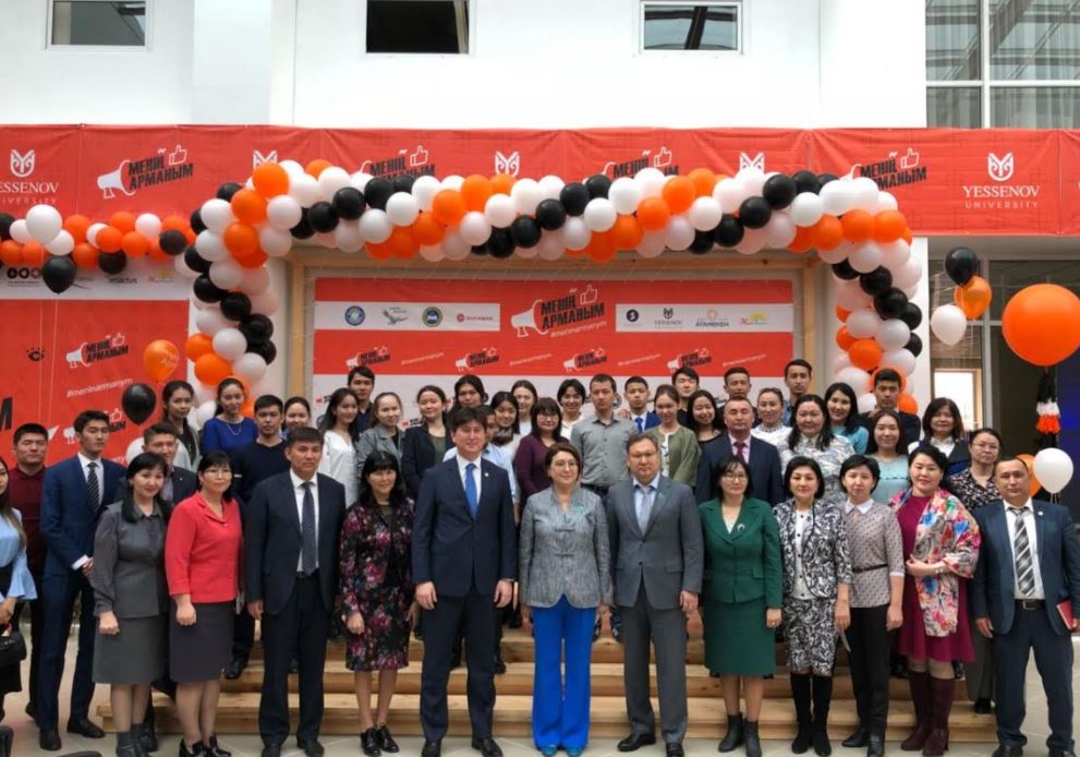 سەناتورلار اقتاۋدا ستۋدەنتتەرمەن كەزدەستى