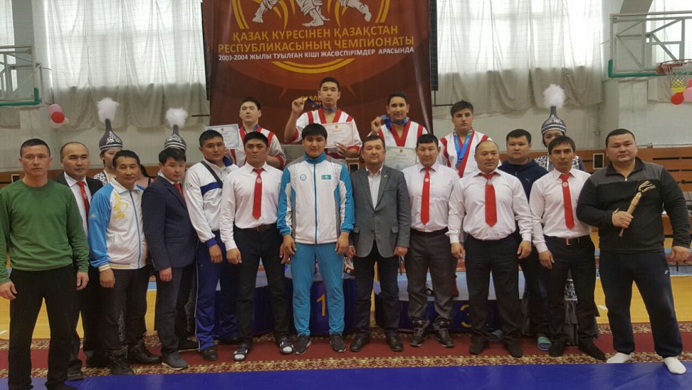 اقمولالىقتار قازاق كۇرەسىنەن توپ جاردى