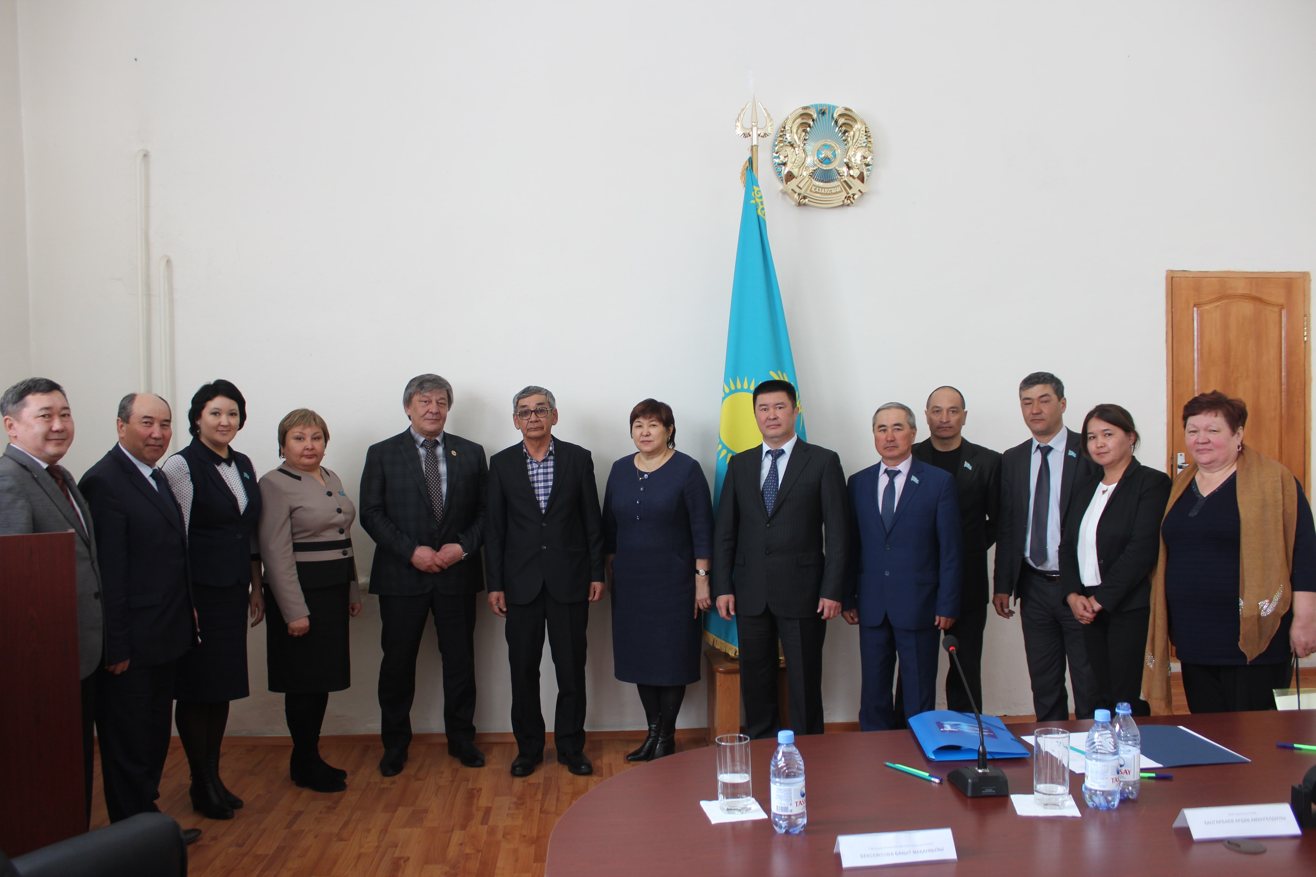 سەناتور وڭتۇستىكتەن قونىس اۋدارعان جاس ماماندارمەن كەزدەستى
