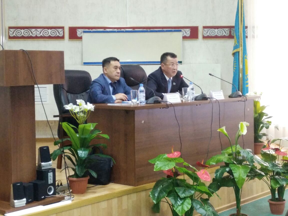 سەناتورمەن كەزدەسۋدە دارىگەرلەر قاۋىپسىزدىگى ماسەلەسى تالقىلاندى