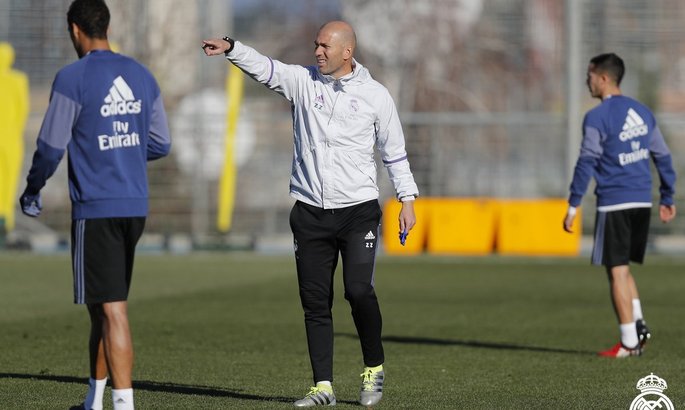 جاھاندىق جارىستار: زيدان جازدا 8 فۋتبولشىمەن قوشتاسپاق