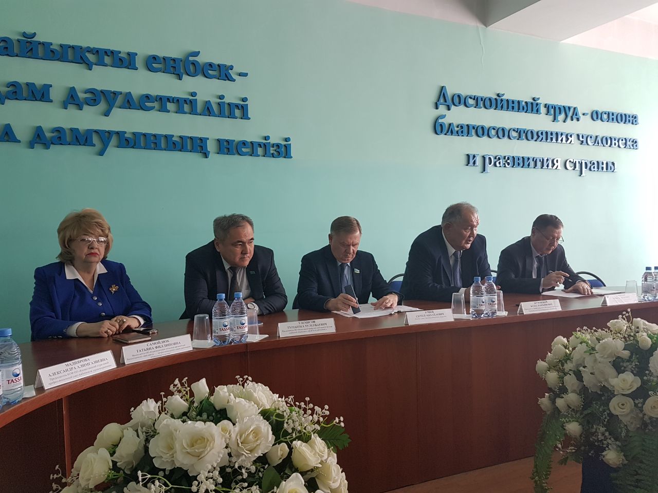 دەپۋتات سەرگەي ەرشوۆ «نۇر وتان» پارتياسىنىڭ اكتيۆىمەن كەزدەستى