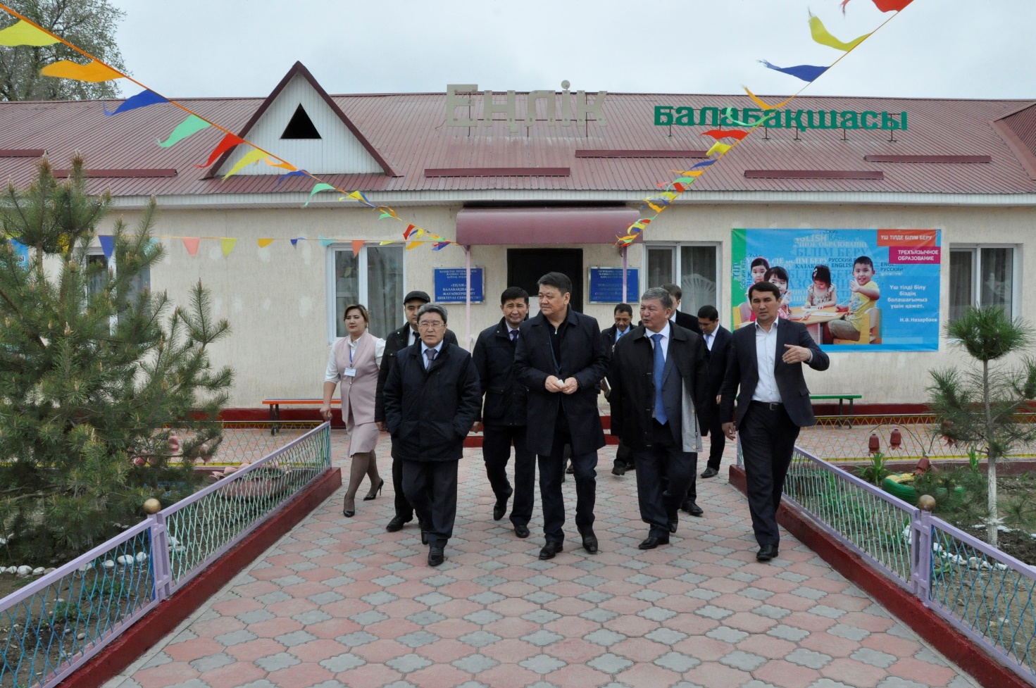 سەناتورلار سارىكەمەر اۋىلىنىڭ تۇرعىندارىمەن كەزدەستى