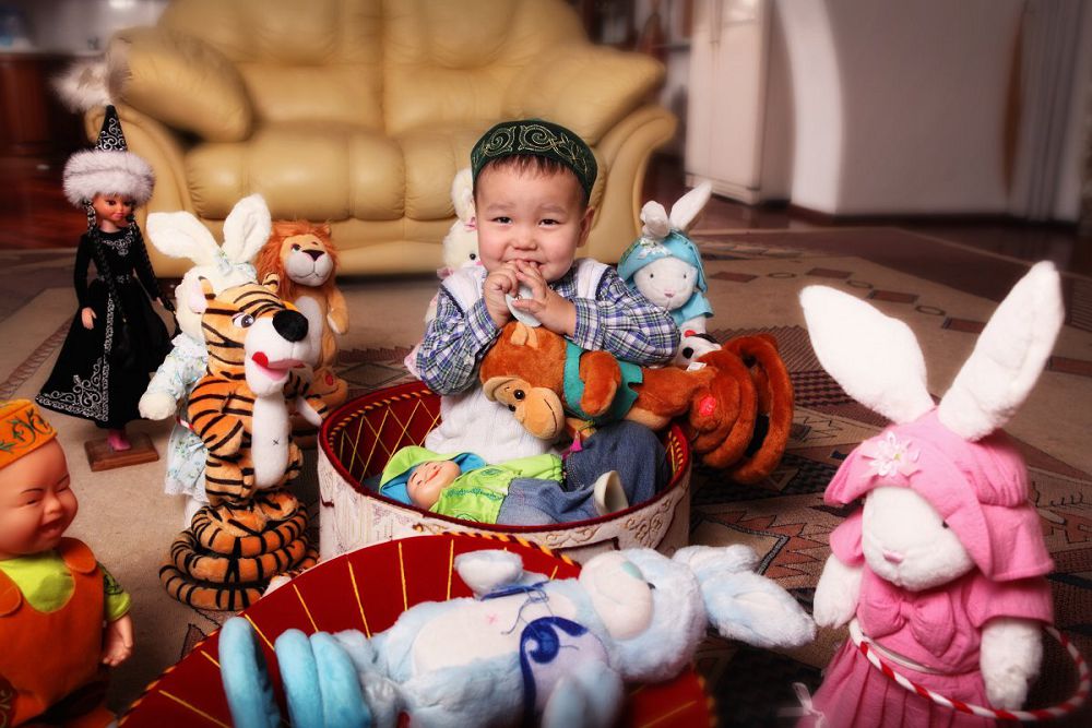 قارابۇتانىڭ بالالارى ايرىقشا ويىنشىقپەن وينايدى