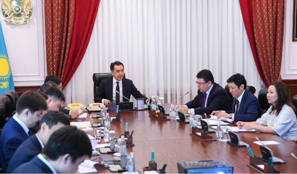 باقىتجان ساعىنتاەۆ ءبىلىم بەرۋ جانە وتىن-ەنەرگەتيكالىق كەشەنىن دامىتۋ ماسەلەلەرى بويىنشا جيىن وتكىزدى