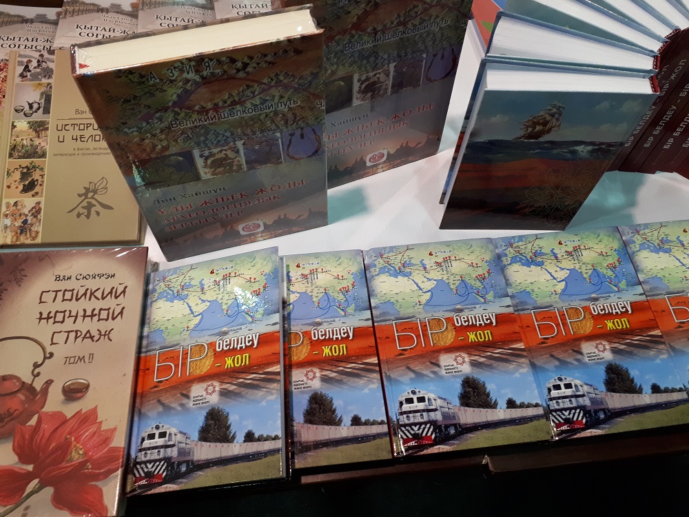 الماتىدا قىتاي تىلىنەن اۋدارىلعان جاڭا كىتاپتىڭ تۇساۋكەسەرى ءوتتى