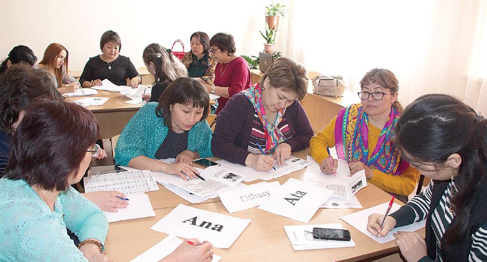 كوكشەتاۋداعى كوللەدج پەداگوگتەرى لاتىنعا كوشۋگە دايىن
