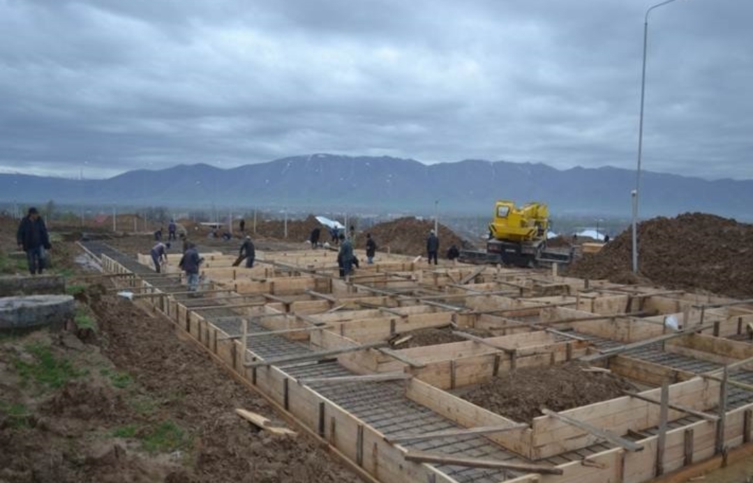 تۇلكىباس اۋدانىندا كوپقاباتتى 7 تۇرعىن ءۇيدىڭ قۇرىلىسى جۇرگىزىلۋدە