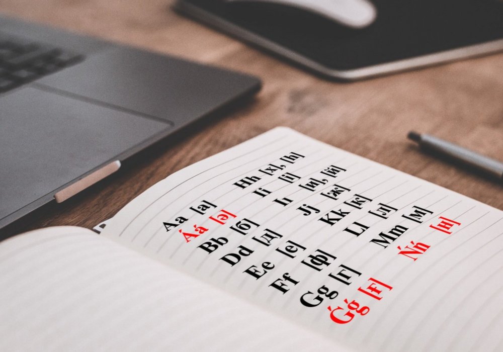 قازاقستاندىق مەكتەپتەردى لاتىن الىپبيىنە كوشىرۋدىڭ كەستەسى جاريالاندى