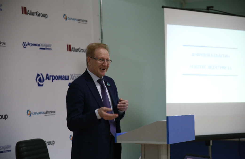 قوستانايدا ءماجىلىس دەپۋتاتى ماشينا جاساۋشىلارعا ءدارىس وقىدى