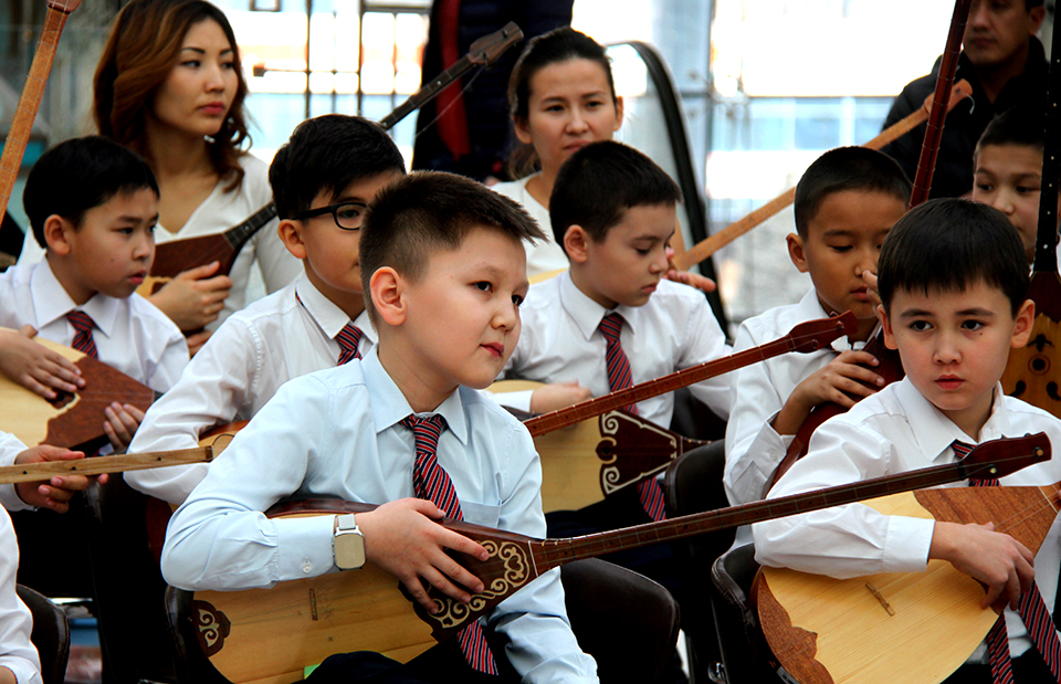 باتىس قازاقستان وبلىسىندا مەكتەپكە دومبىرا سىيلاۋ اكتسياسى وتۋدە