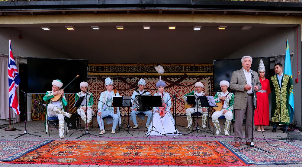 «اقمەشىت» فولكلورلىق ءانسامبلى لوندوندا ونەر كورسەتتى