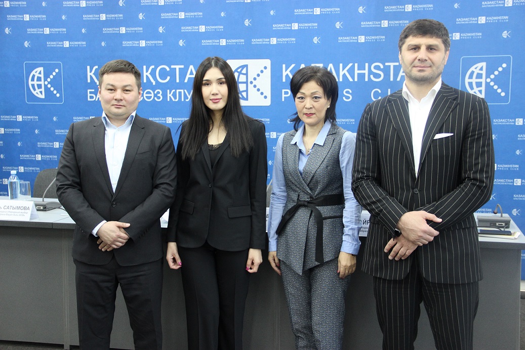 «Bayan sulu 2018» بايقاۋىنا قاتىسىپ جاتقان كەلگەن قىز-كەلىنشەكتەر جالعان داۋىس جيناعان