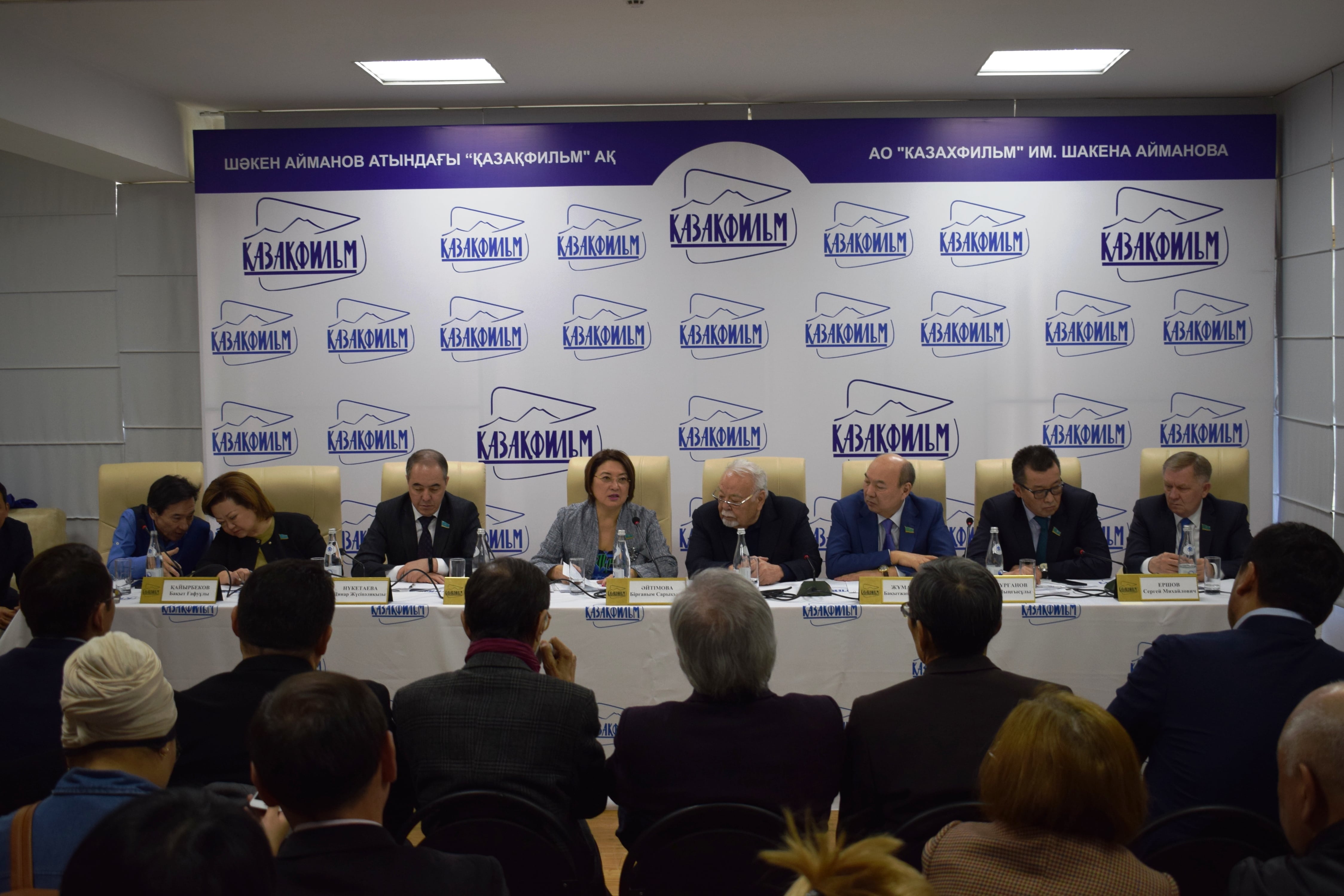 سەناتورلار كينەماتوگرافيستەرمەن «كينەماتوگرافيا تۋرالى» زاڭ جوباسىن تالقىلادى
