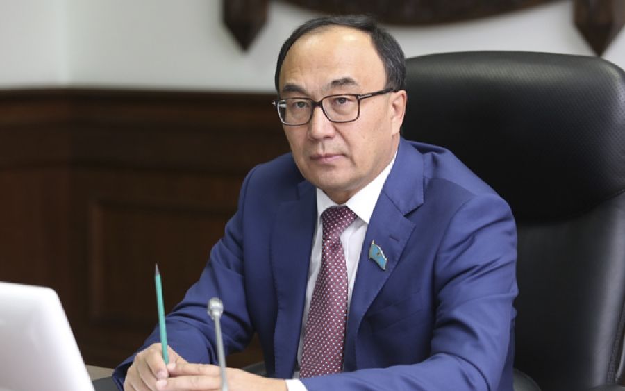 ەرلان سىدىقوۆ: «ەلباسى وقۋلىقتارى» دەپ اتالىپ ءجۇر