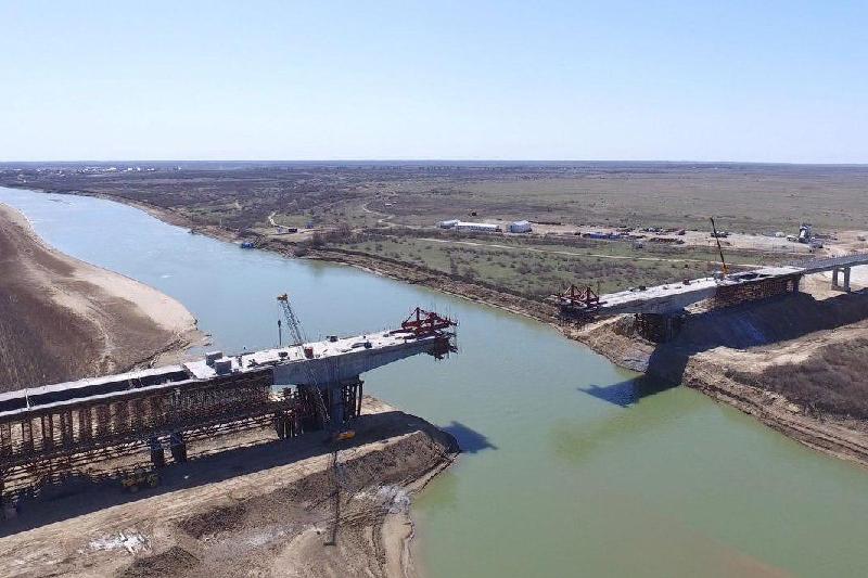 باقىتجان ساعىنتاەۆ جايىق وزەنىنەن وتەتىن كوپىر قۇرىلىسىمەن تانىستى