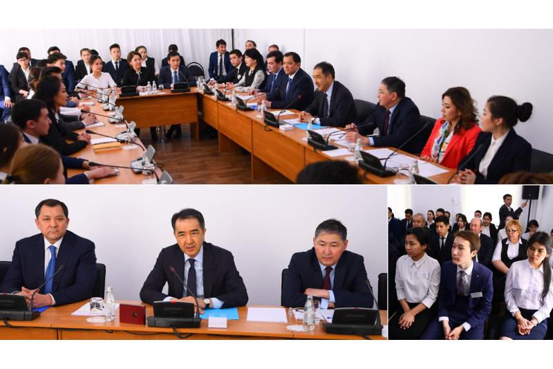 پرەمەر-مينيستر اتىراۋلىق ستۋدەنتتەرمەن, وقۋ ورىندارىنىڭ باسشىلارىمەن كەزدەستى