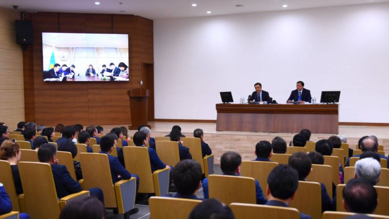 پرەمەر-مينيستر اتىراۋ وبلىسىنىڭ اكتيۆىمەن جانە كاسىپكەرلەرىمەن كەزدەستى