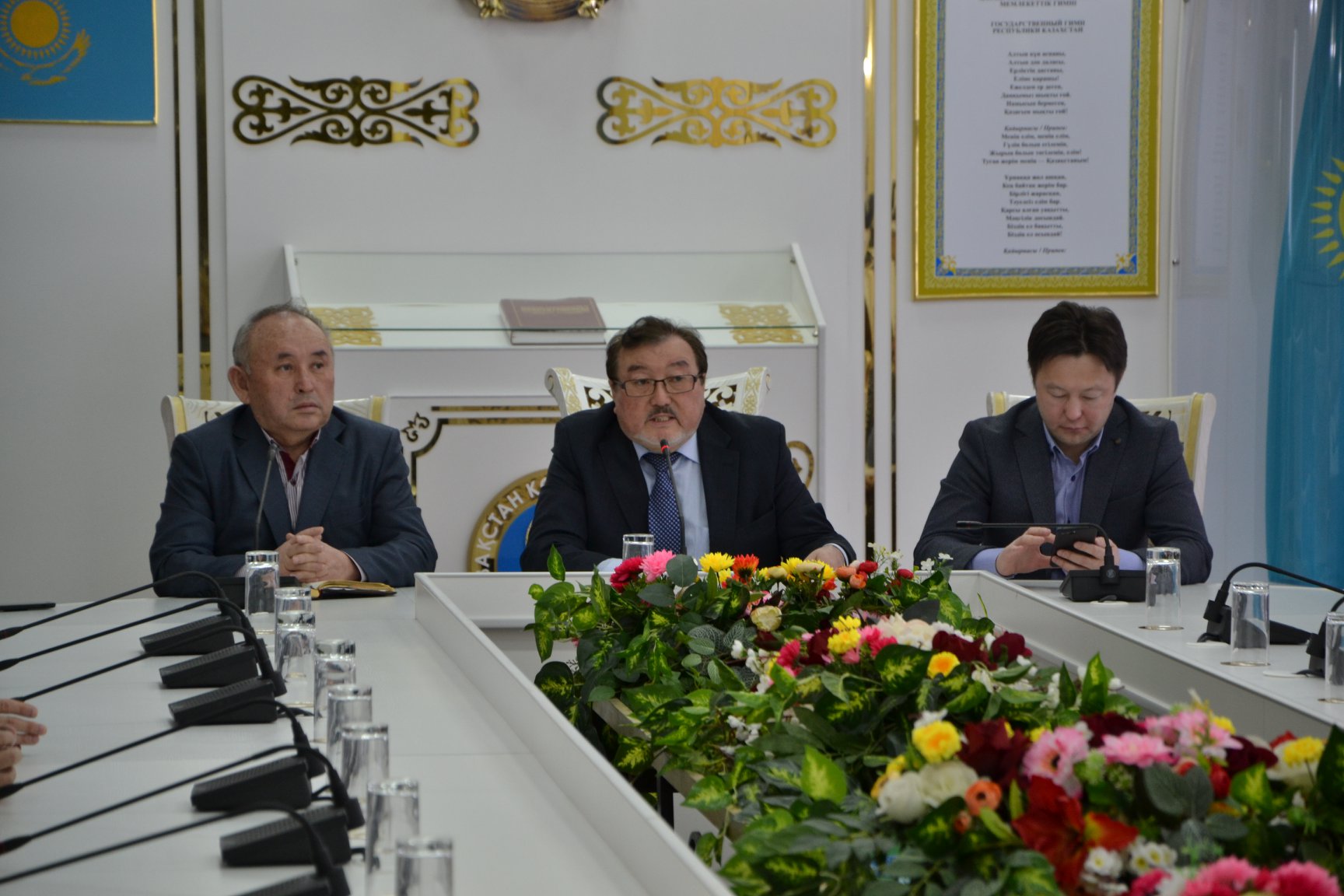 جازۋشىلار وداعىنىڭ توراعاسى استاناداعى قالامگەرلەرمەن كەزدەستى