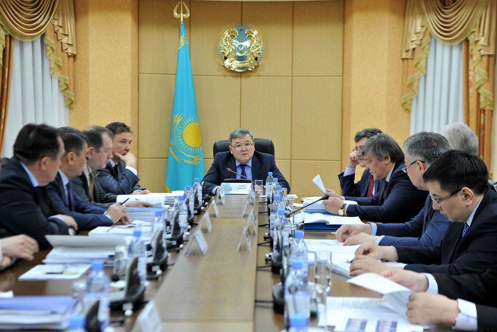 سەناتورلار كاسىپكەرلىك قىزمەتتى رەتتەۋ ماسەلەلەرى جونىندەگى زاڭ جوباسىن قارادى