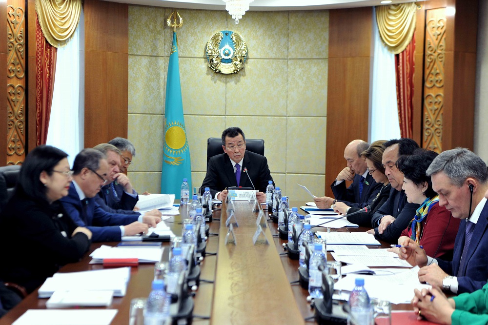 سەناتتا «قازاقستان حالقى اسسامبلەياسى تۋرالى» زاڭعا تۇزەتۋلەر قارالدى
