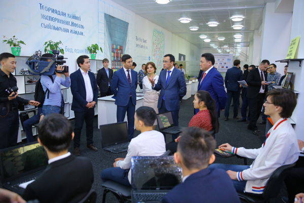 ماۋلەن اشىمباەۆ پاۆلودار وبلىسىنىڭ بىرقاتار الەۋمەتتىك نىساندارىنىڭ جۇمىسىمەن تانىستى