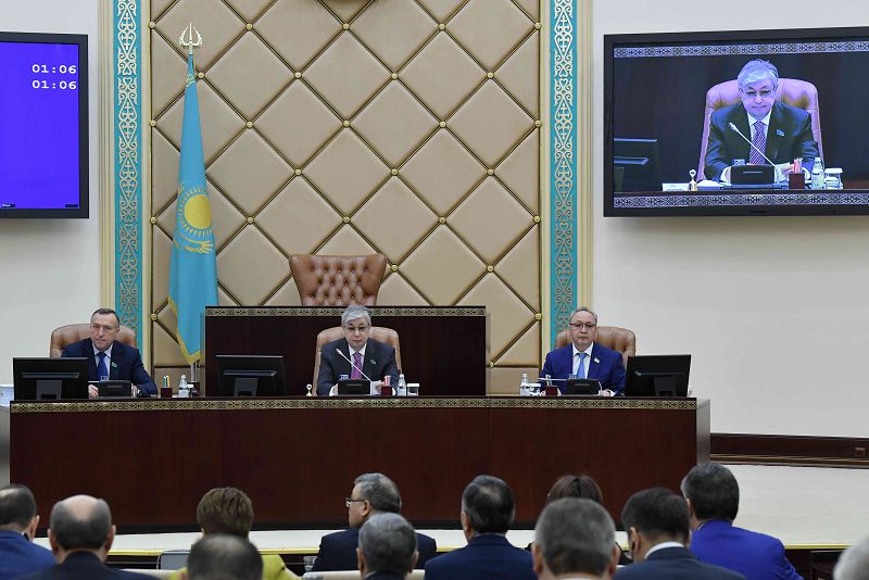 كەشە سەناتورلار التى زاڭ قابىلدادى