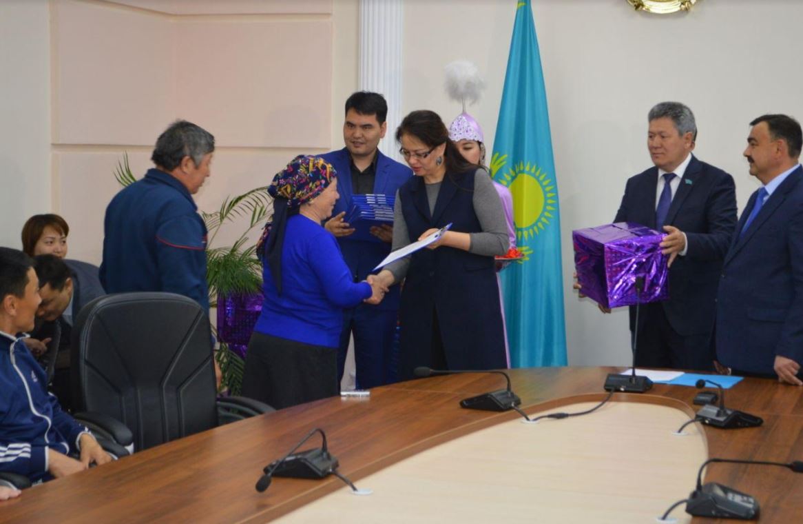 اياگوزدە قارعىن سۋدان زارداپ شەككەن 13 وتباسىنا باسپانا كىلتى تابىستالدى