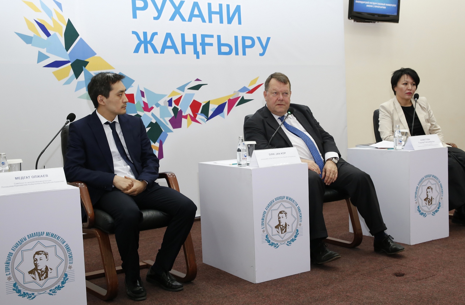 پاۆلوداردا نيدەرلاندى ەلشىسى ستۋدەنتتەرگە ءدارىس وقىدى