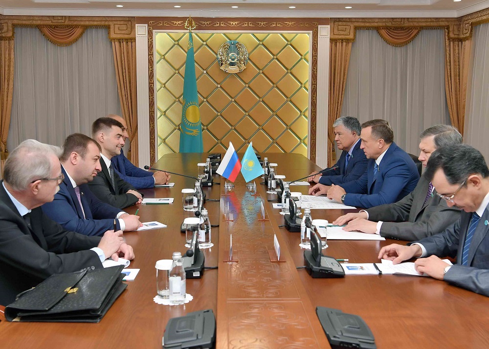 سەنات توراعاسىنىڭ ورىنباسارى «ەدينايا روسسيا» پارتياسىنىڭ وكىلىمەن كەزدەستى