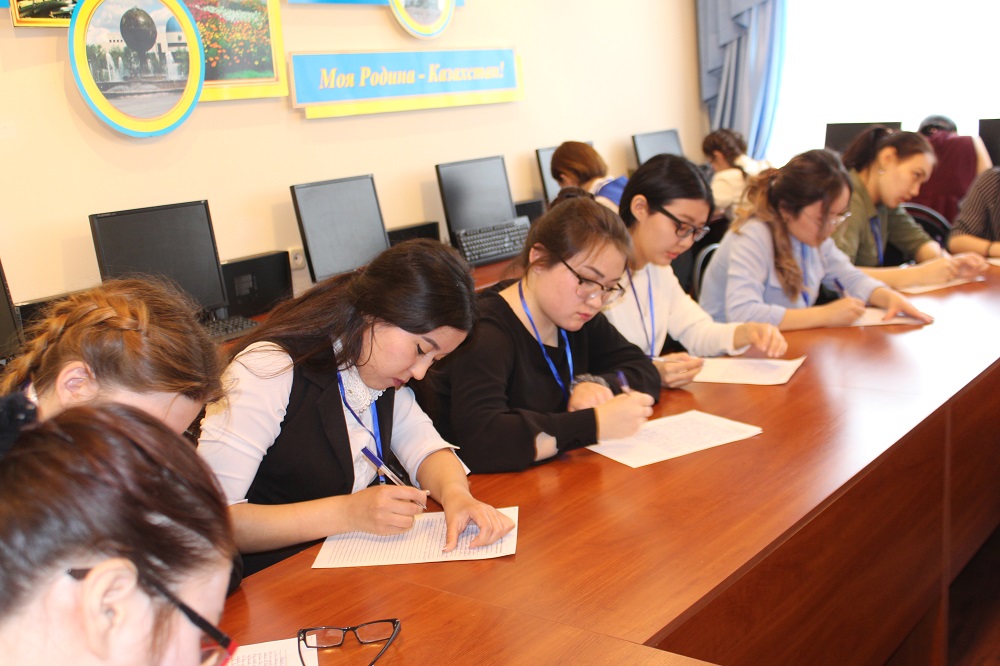 قوستانايدا ءۇش تىلدە سويلەيتىندەر قاتارى كوبەيىپ كەلەدى