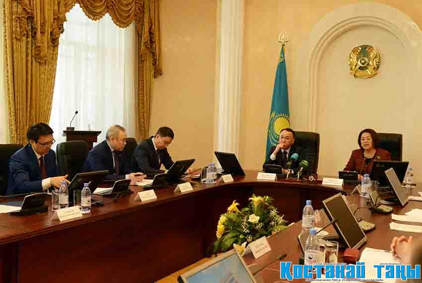 قوستانايدا سەناتورلار كوشپەلى وتىرىس وتكىزدى