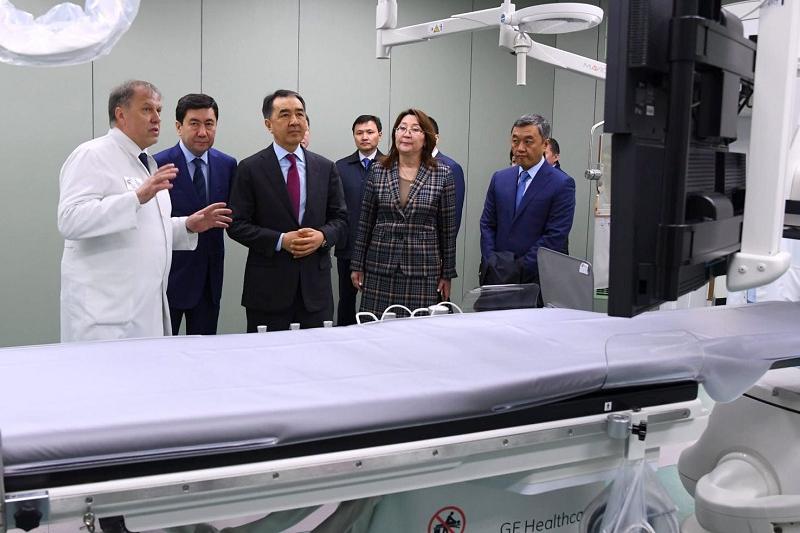 باقىتجان ساعىنتاەۆ «قازاقمىس كورپوراتسياسى» جشس مەديتسينالىق ورتالىعىندا بولدى