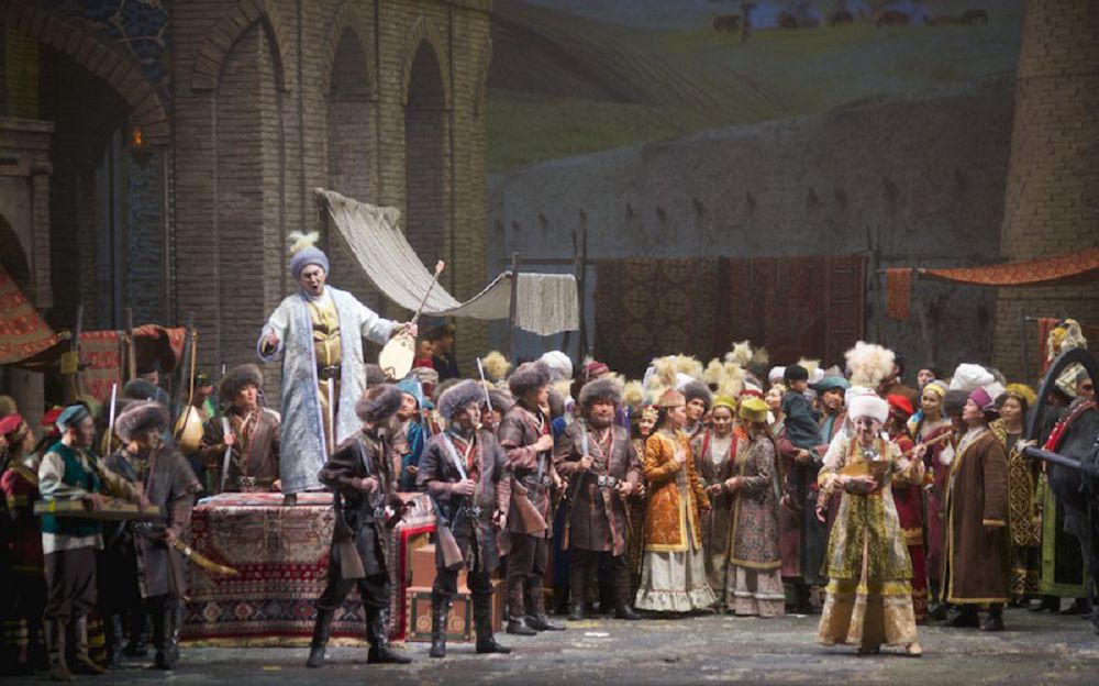 قازاق وپەراسىنىڭ جاۋھارى «ءبىرجان-سارا» جاڭاشا ساحنالاندى
