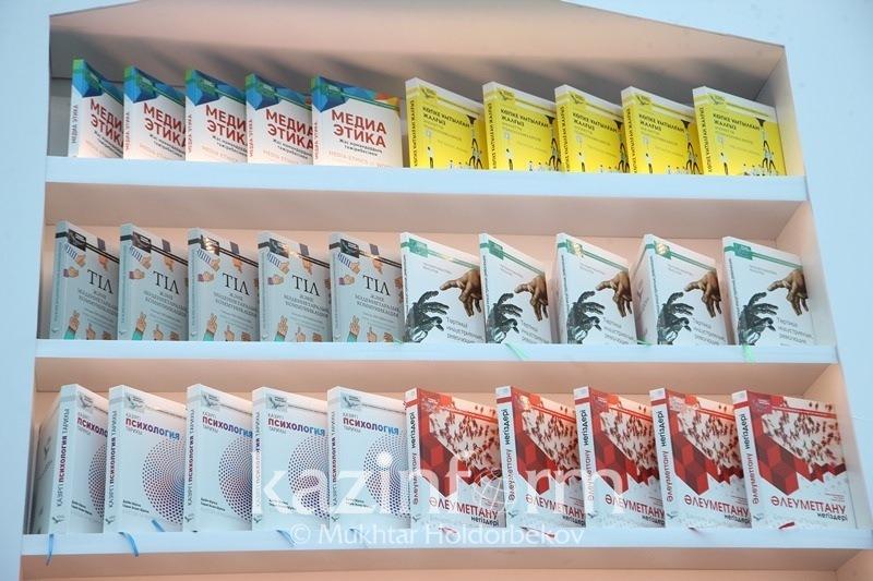 «قازاق تىلىندەگى 100 جاڭا وقۋلىق» جوباسى ءنا­­تيجەسىن ساراپتاۋعا ارنالعان ەكس­پە­رتتىك كەزدەسۋ ءوتتى