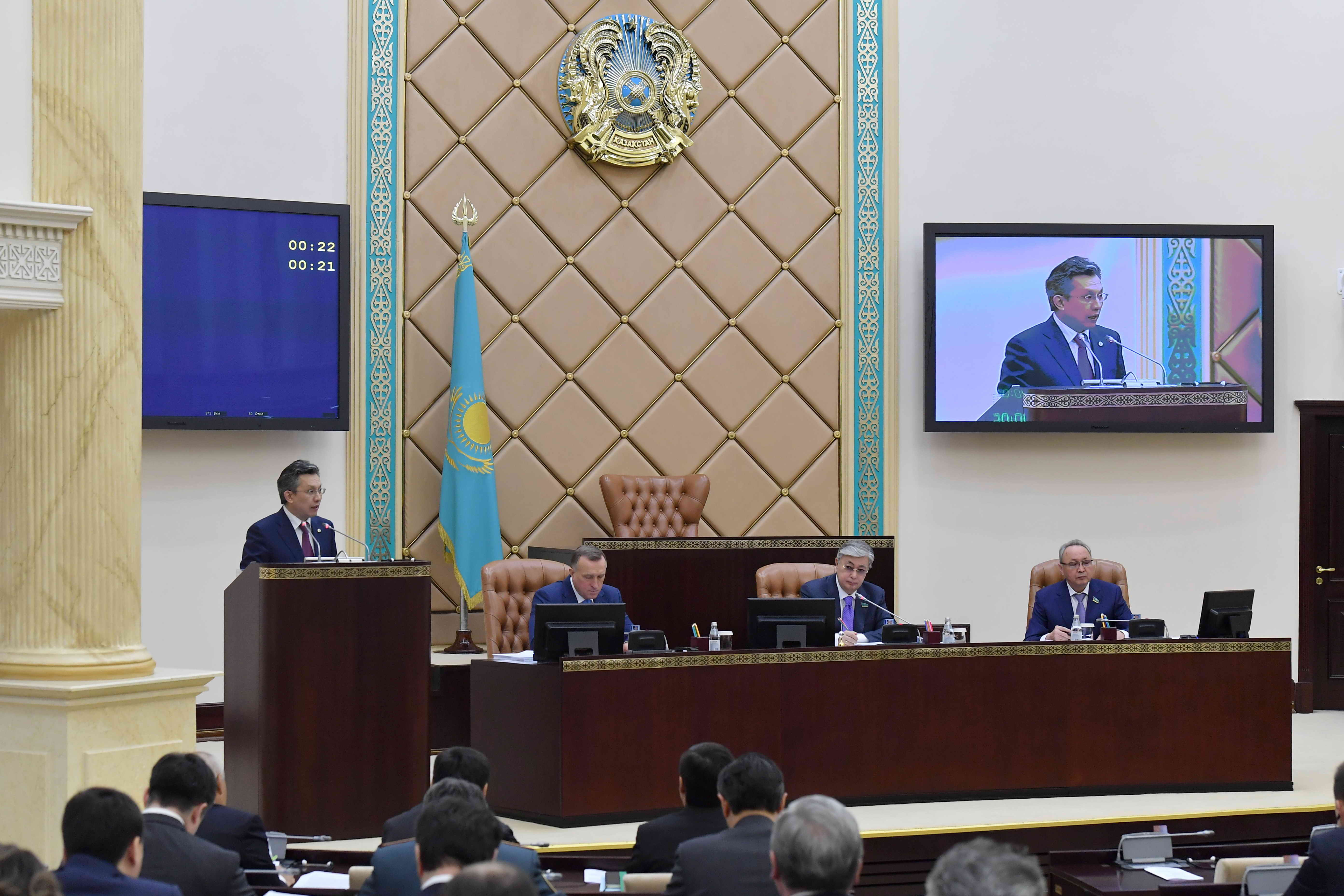 سەنات ءۇش جىلدىق بيۋدجەتكە تۇزەتۋلەردى قابىلدادى
