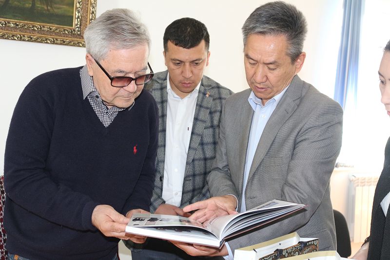 تارازدا وزبەك كينو­لا­رىنىڭ كورسەتىلىمى ءوتتى