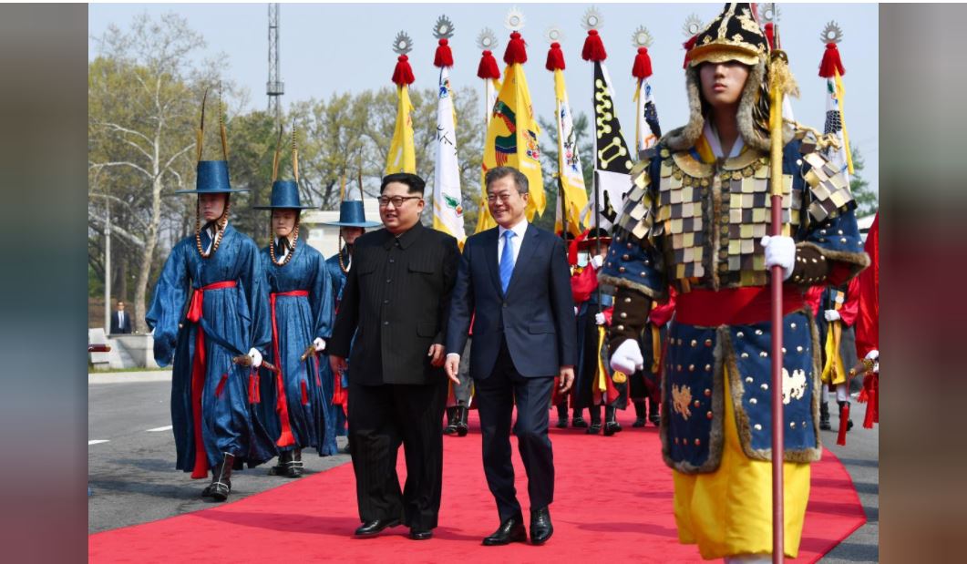 وڭتۇستىك كورەيا مەن سولتۇستىك كورەيا باسشىلارى شەكارادا كەزدەستى